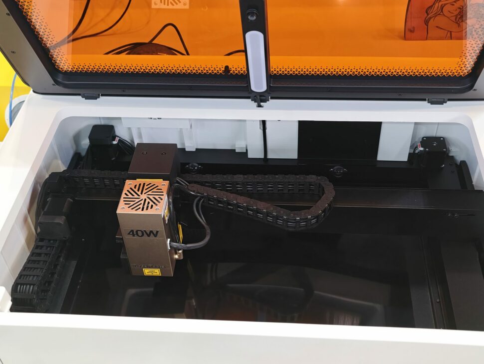 laserpecker lx2 ifa 2026 40w modul Das steckbare 40-Watt-Lasermodul im geöffneten LaserPecker LX2