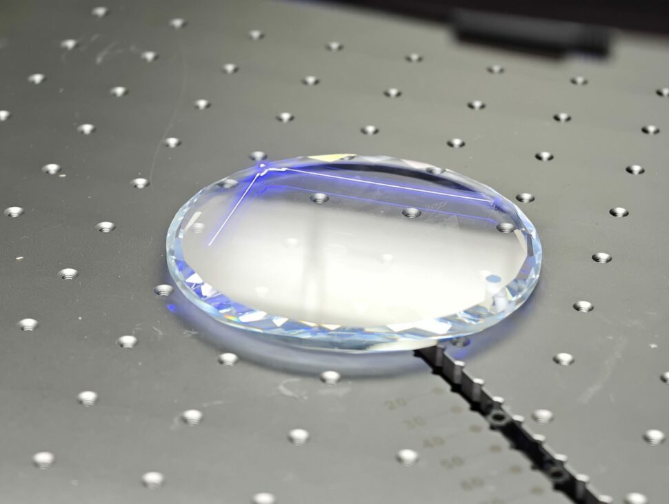 laserpecker u1 ifa 2026 glasgravur Der LaserPecker U1 graviert mit sichtbarer Laserlinie in eine Glasscheibe hinein