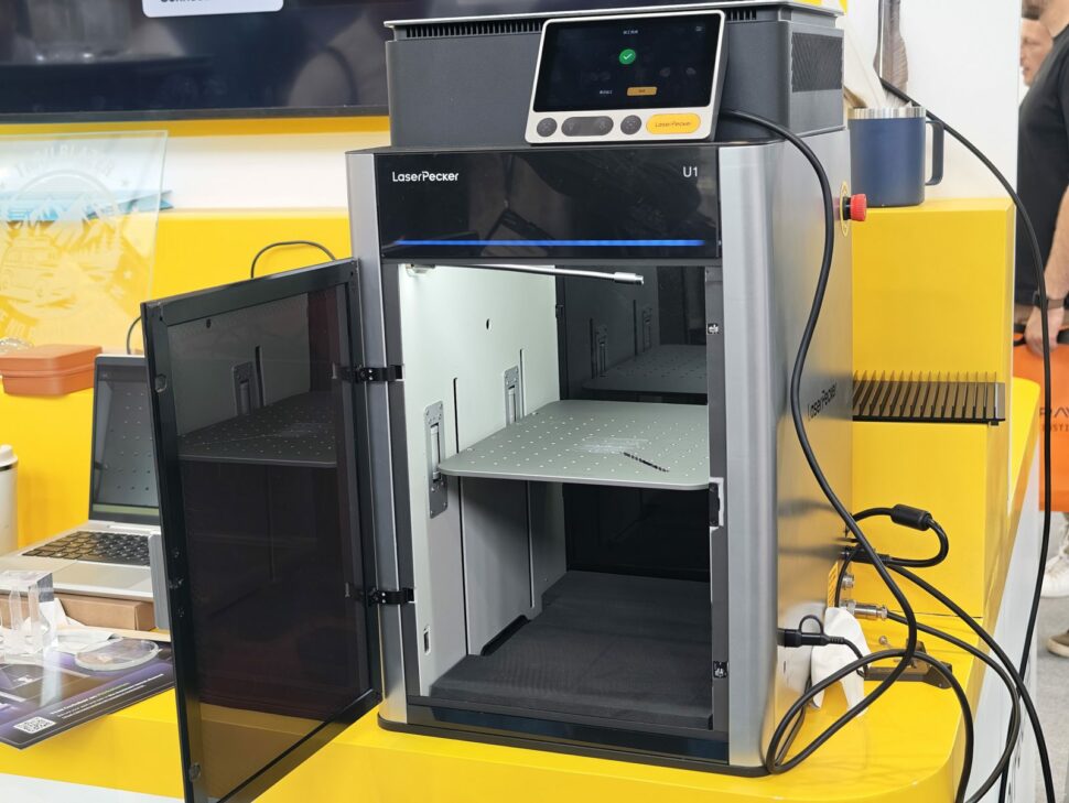 laserpecker u1 ifa 2026 offen LaserPecker U1 mit geöffneter Fronttür auf dem Messestand