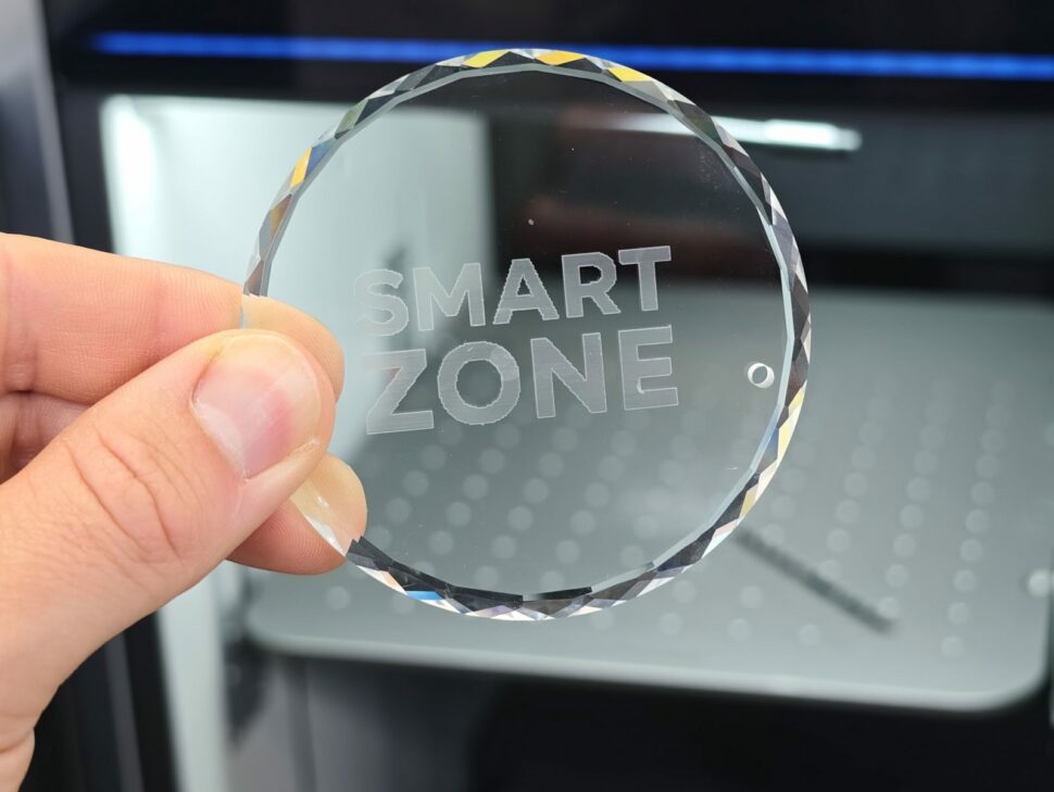 laserpecker u1 ifa 2026 smartzone glas Glasscheibe mit dem Smartzone-Logo, vom LaserPecker U1 ins Glas graviert