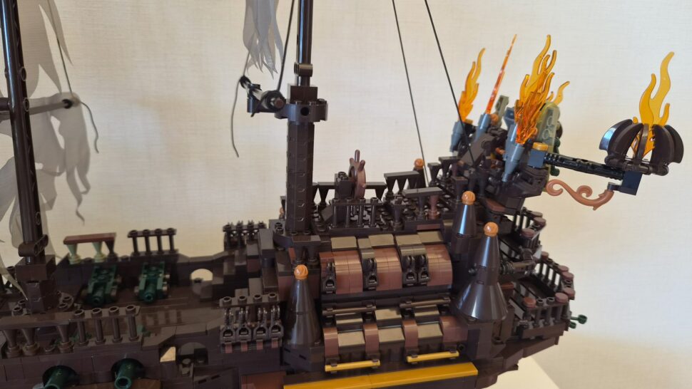 mould king 13197 flying dutchman achterdeck steuerrad Achterdeck mit Steuerrad und Flammen-Laternen
