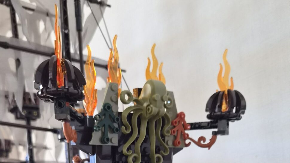 mould king 13197 flying dutchman heck oktopus detail Heck des Mould King 13197 mit Oktopus-Figur und Flammen-Laternen