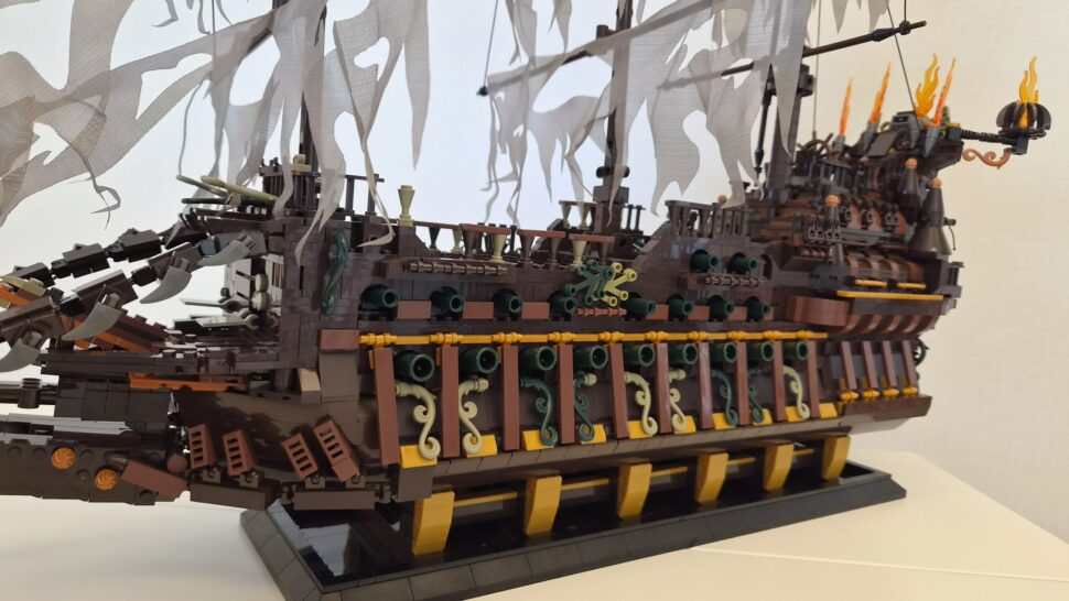 mould king 13197 flying dutchman rumpf seite detail Rumpf mit Kanonenreihen im Detail