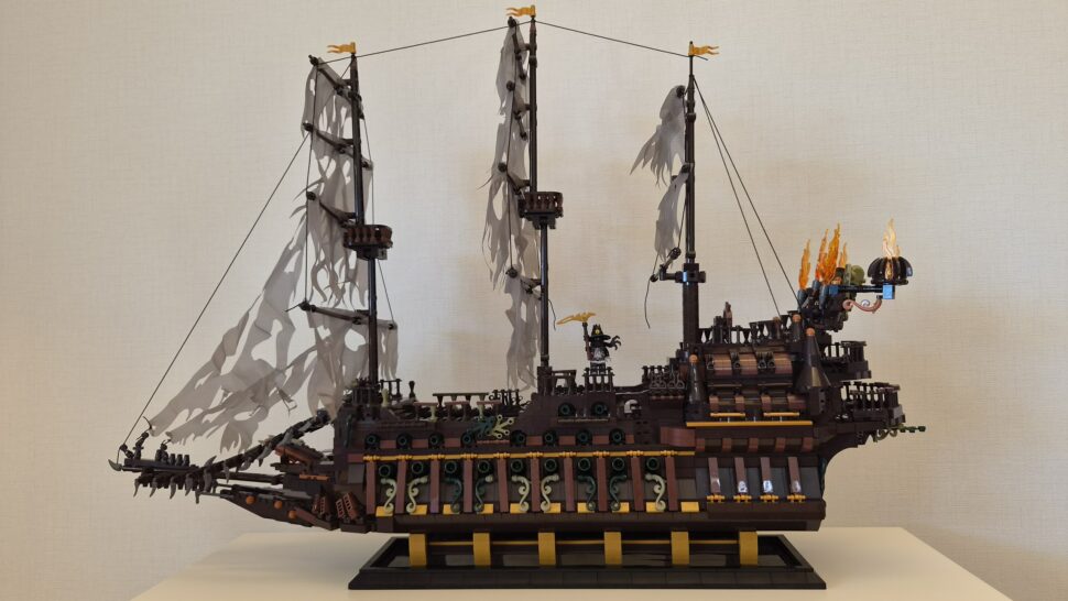 mould king 13197 flying dutchman seitenansicht mit figur Seitenansicht mit einer Minifigur als Größenvergleich