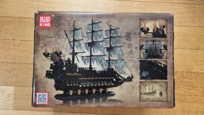 mould king 13197 flying dutchman verpackung rueckseite Rückseite der Verpackung mit Abmessungen des Schiffs
