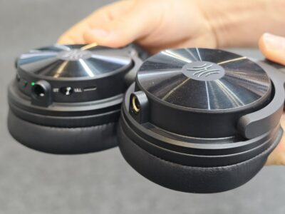 oneodio studio max 2 anschluesse Beide Ohrmuscheln des OneOdio Studio Max 2 mit ihren Anschlüssen