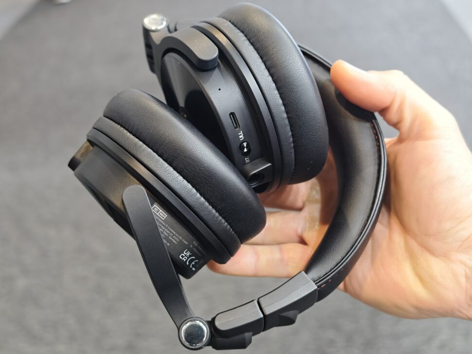 oneodio studio max 2 zusammengeklappt Zusammengeklappter OneOdio Studio Max 2 in der Hand