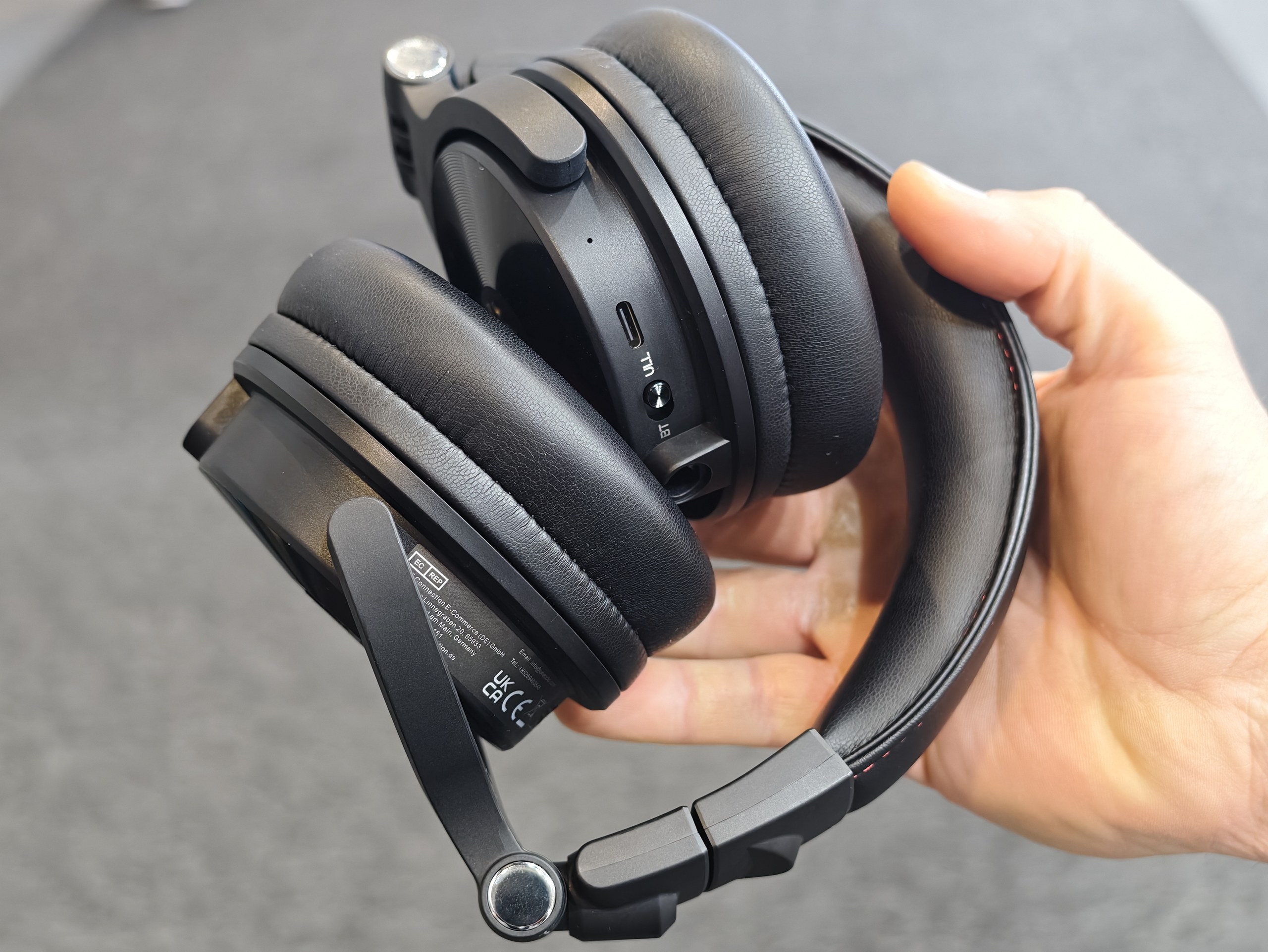 Zusammengeklappter OneOdio Studio Max 2 in der Hand