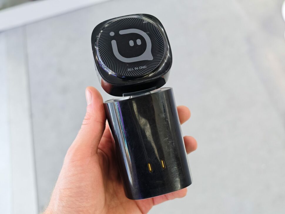 pisen idock ifa 2026 in der hand Pisen iDock in der Hand, der Kopf sitzt magnetisch auf der zylindrischen Basis