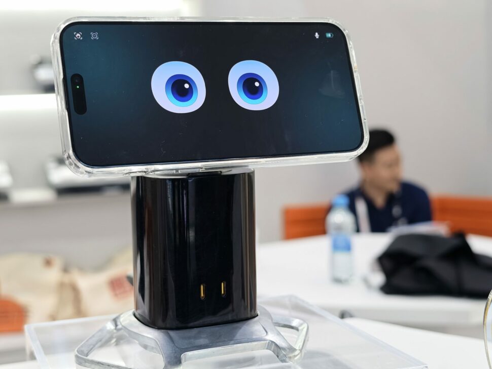 pisen idock ifa 2026 mit handy hochformat Pisen iDock auf dem Messestand mit einem iPhone im Hochformat, auf dem Display zwei Augen