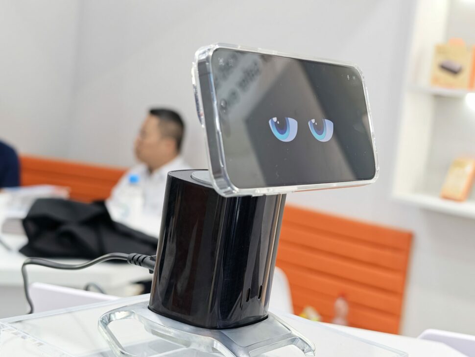 pisen idock ifa 2026 mit handy querformat Pisen iDock mit einem iPhone im Querformat, der Kopf ist zur Seite geneigt