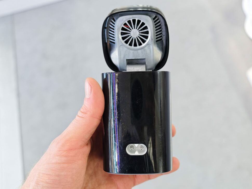 pisen idock ifa 2026 usb c anschluesse Die beiden USB-C-Anschlüsse in der Basis des Pisen iDock, daneben der aufgeklappte Kopf