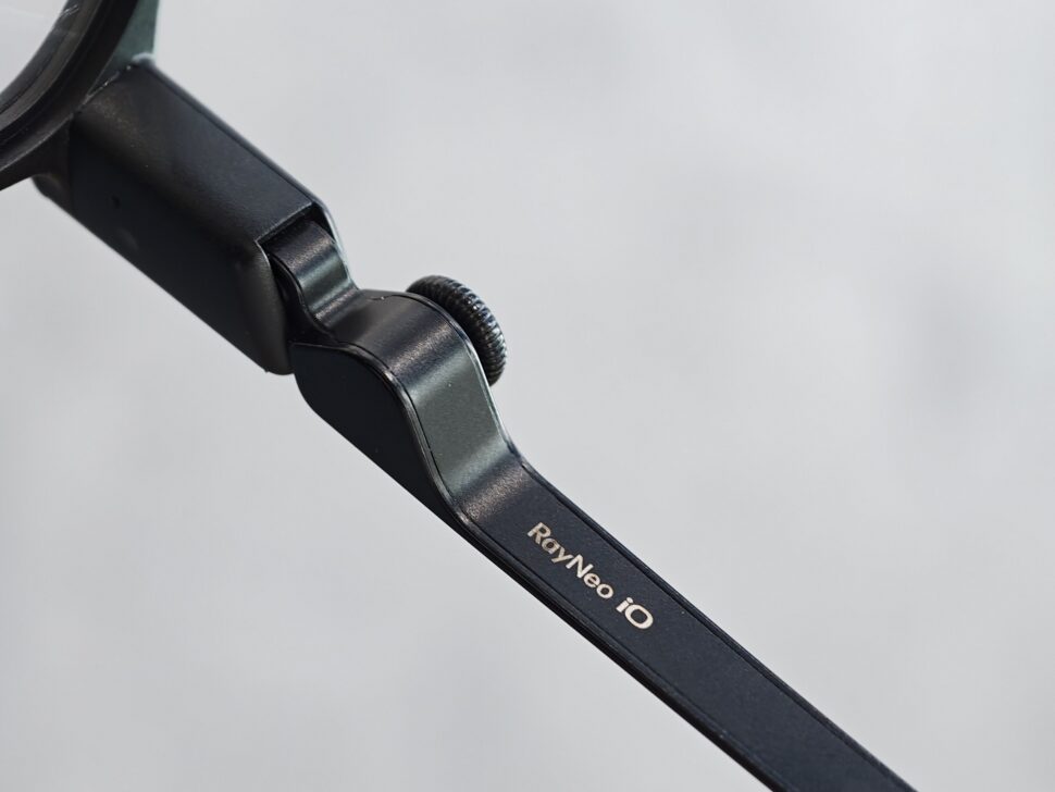 rayneo io buegel mit krone quer Bügel der RayNeo iO mit Logo und Krone
