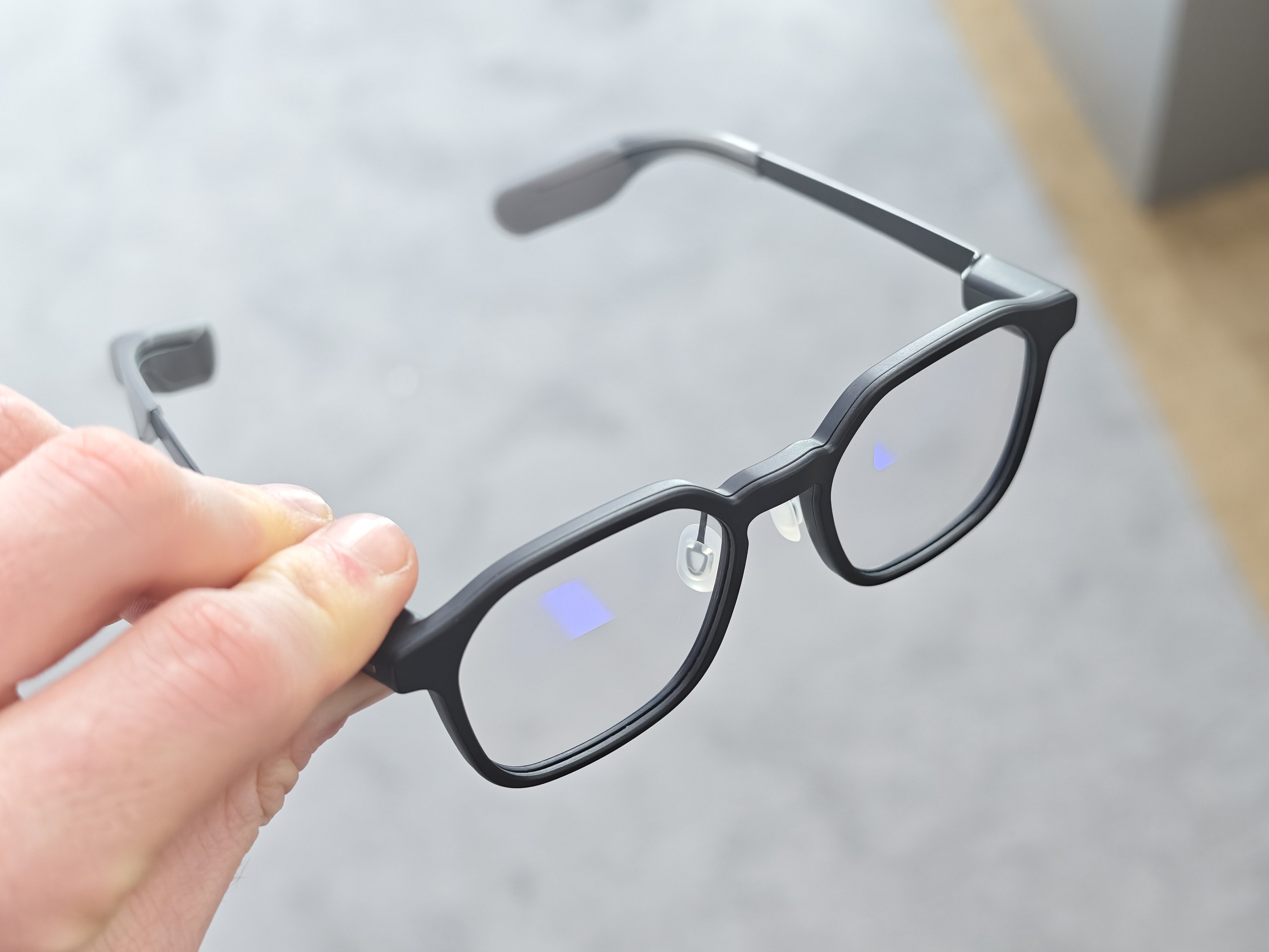 RayNeo iO in Schwarz in der Hand