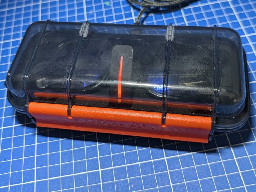 PXL 20260916 081928823 L'Atitude 52!°N Berlin Ladezustand Etui