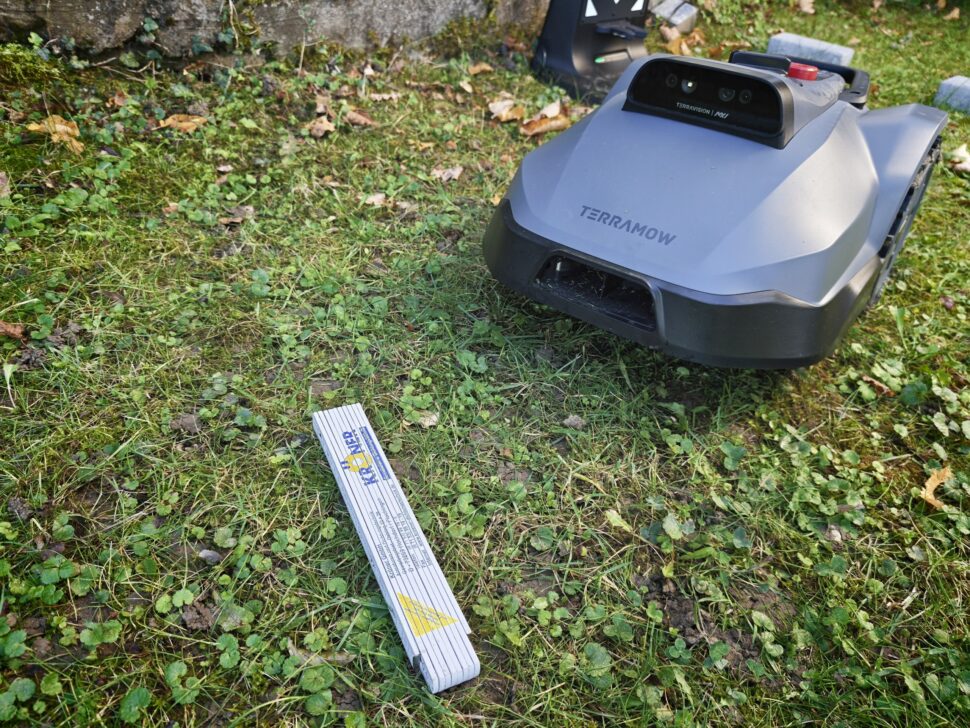 TerraMow Mini 500 Hinderniserkennung Zollstock TerraMow Mini 500: Hinderniserkennung Zollstock