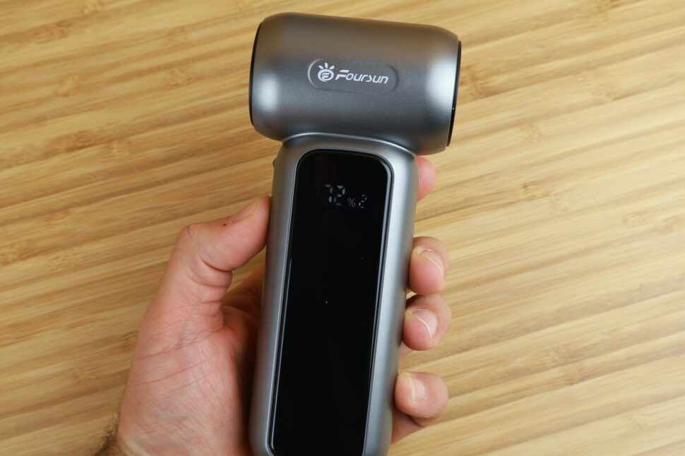 Foursun TF100 in der Hand Display Akku Stufe 2 Foursun TF100 in der Hand Display Akku Stufe 2