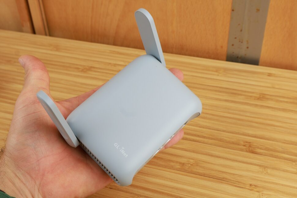 GLiNet Beryl AX In der Hand Oberseite GLiNet Beryl AX In der Hand Oberseite