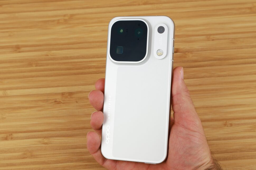 Oppo Find X10 Pro Max Rueckseite in der Hand Oppo Find X10 Pro Max Rueckseite in der Hand