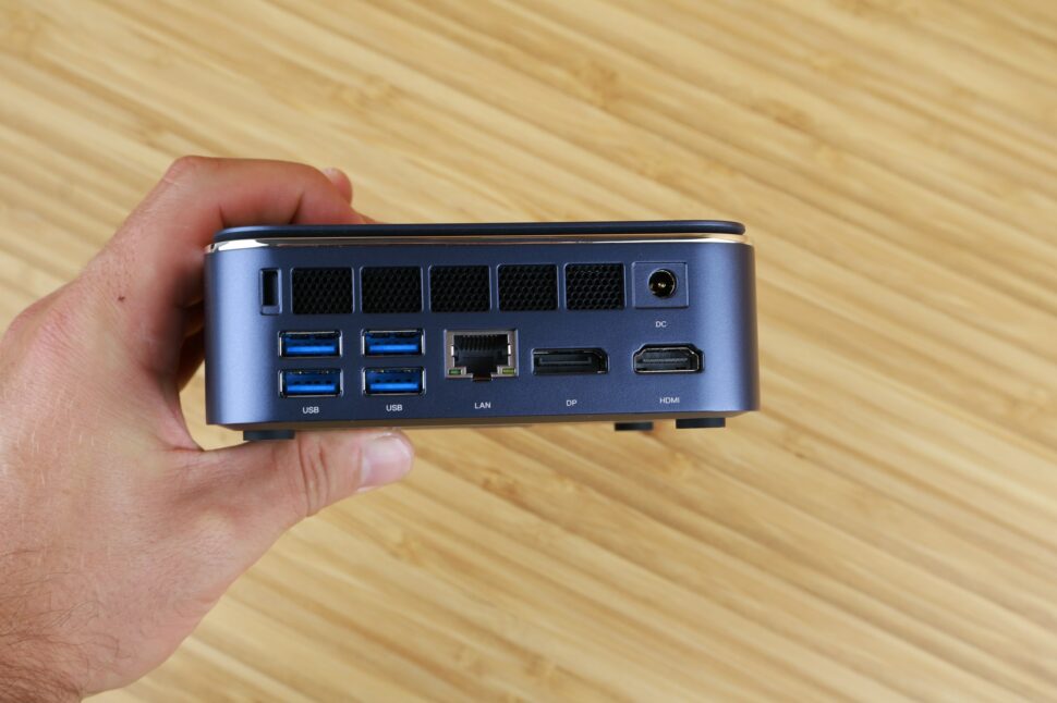 SOYO M5 Rueckseite in der Hand SOYO M5 Rueckseite in der Hand