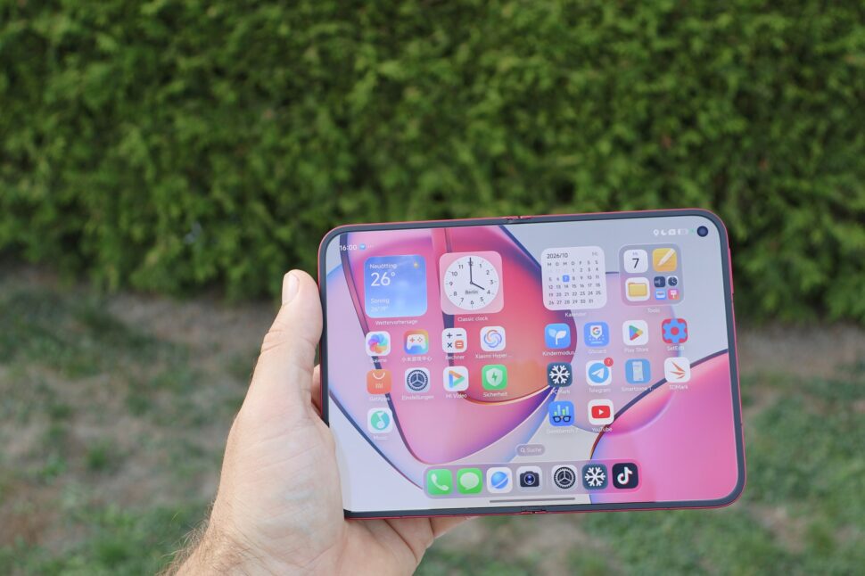 Xiaomi 18 Fold Aufgeklappt in der Hand Xiaomi 18 Fold Aufgeklappt in der Hand
