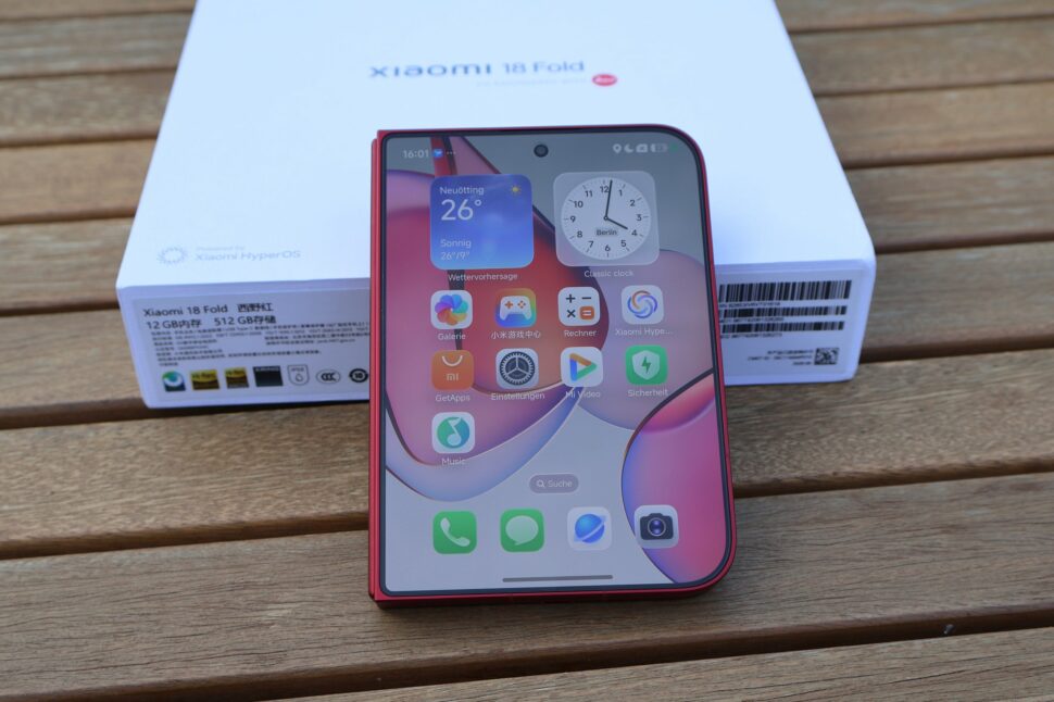 Xiaomi 18 Fold Aussendisplay vor Karton Xiaomi 18 Fold Aussendisplay vor Karton