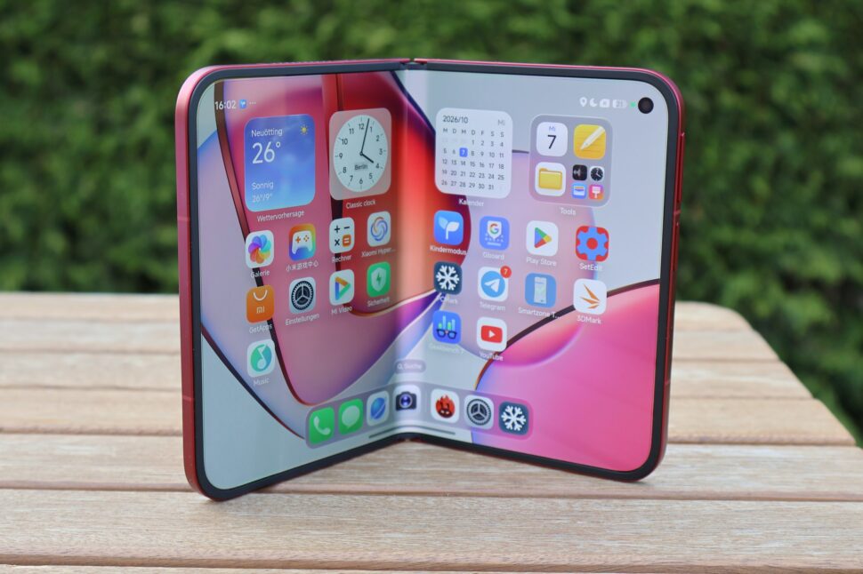 Xiaomi 18 Fold Halb aufgeklappt stehend Xiaomi 18 Fold Halb aufgeklappt stehend