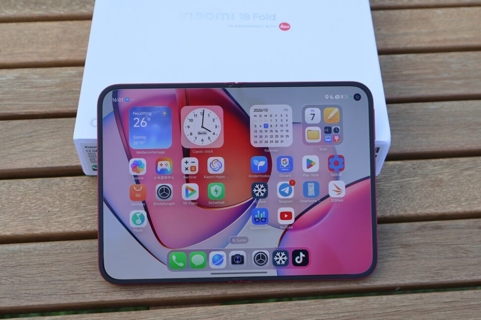 Xiaomi 18 Fold Innendisplay vor Karton Xiaomi 18 Fold Innendisplay vor Karton