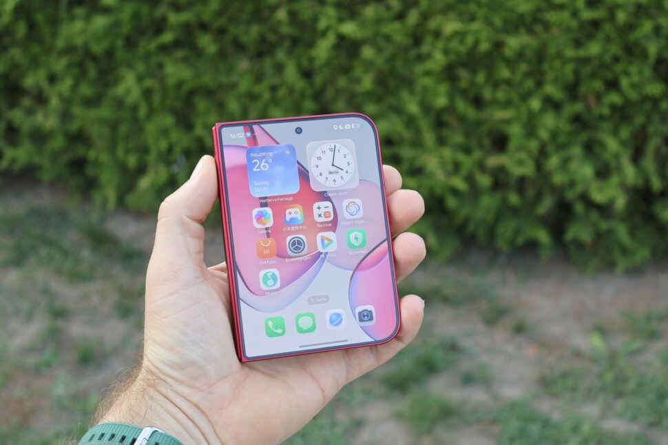 Xiaomi 18 Fold Zugeklappt in der Hand Xiaomi 18 Fold Zugeklappt in der Hand