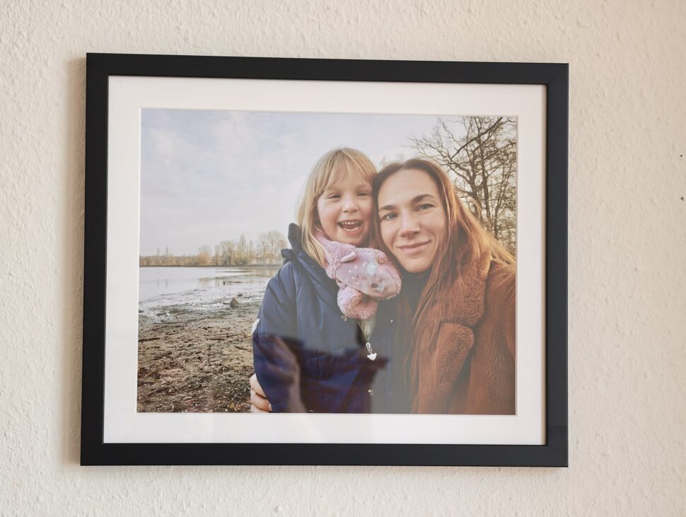 myposter bilderrahmen wand seeufer Gerahmtes Myposter-Poster im schwarzen Holzrahmen mit Passepartout an der Wand