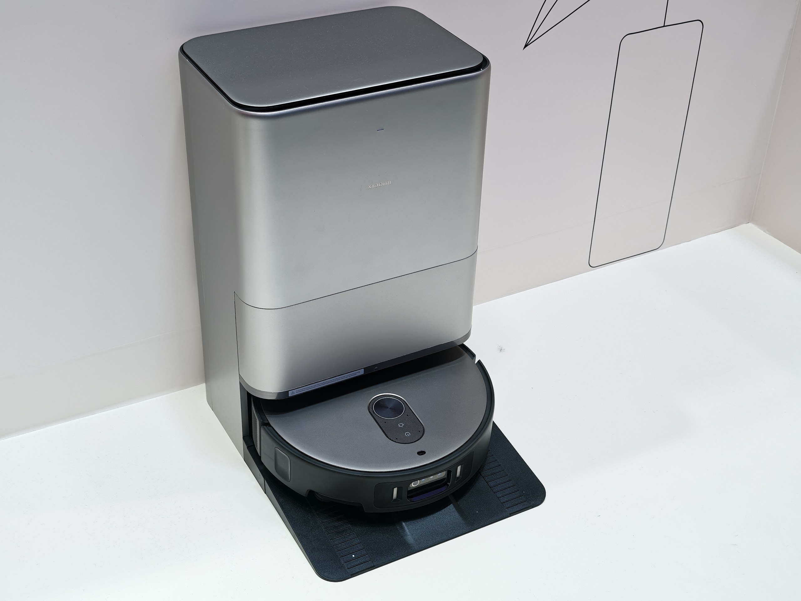 Xiaomi Robot Vacuum 6 Max in seiner Station