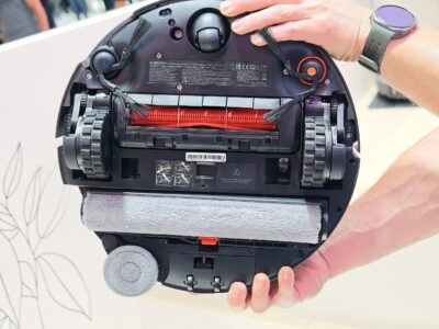 xiaomi robot vacuum 6 max unterseite Unterseite des Xiaomi Robot Vacuum 6 Max mit Bürsten, Wischwalze und Eckwischpad